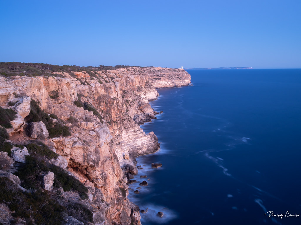 Es Cap Blanc penya-segats. Acantilados/Cliffs