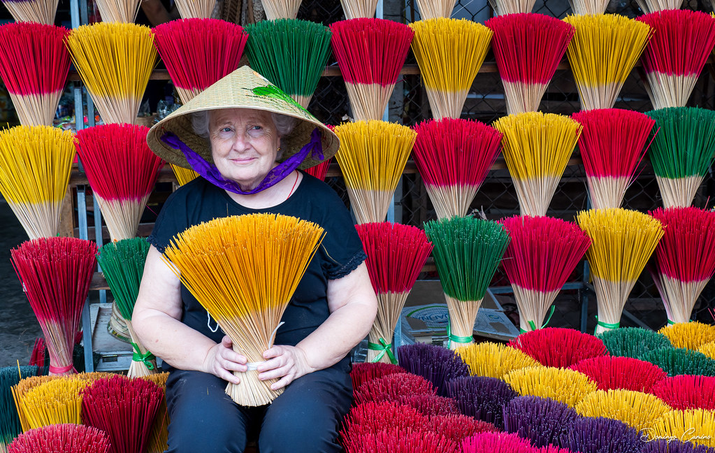 Hue, Vietnam. Turista con incienso.